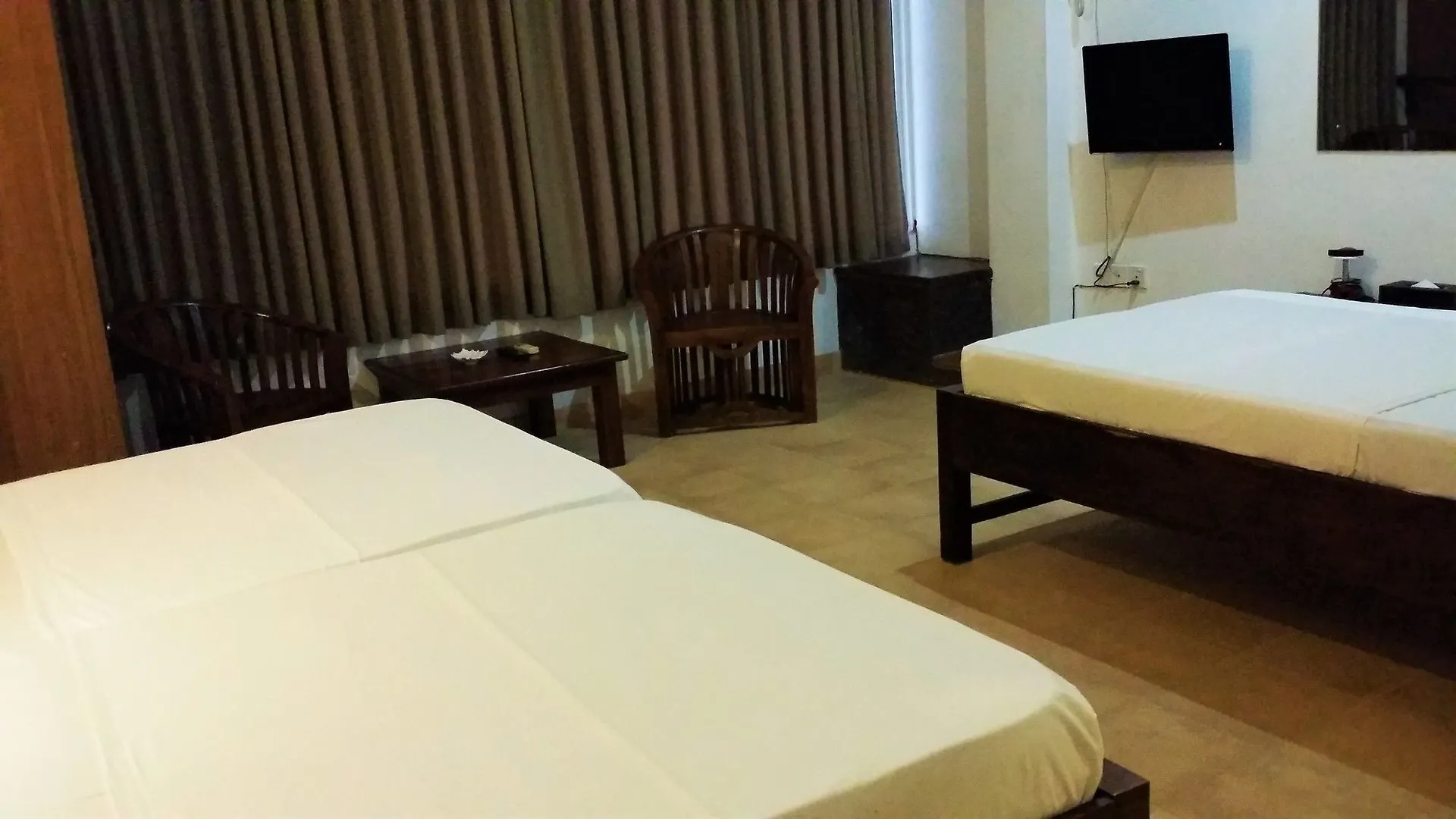 Maple Leaf Hotel Negombo